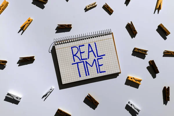 Inspiratie Met Teken Real Time Zakelijk Overzicht Van Werkelijke Tijd — Stockfoto