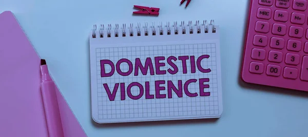 Textový Nápis Ukazující Násilí Domácnosti Slovo Napsané Násilném Nebo Násilném — Stock fotografie
