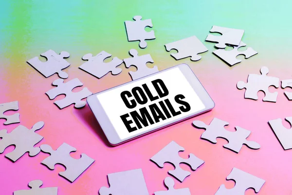 Cold Email 표시하는 콘셉트는 연락처 수신자에게 요청하지 이메일을 보내는 — 스톡 사진