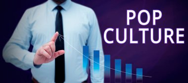 El yazısı Pop Culture, Kelime çoğunluğu gençlerin yaşam tarzı ve zevklerini tanımlıyor