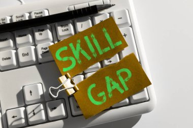 Skill Gap, Business konseptini gösteren metin işareti, bir kişinin zayıflığını veya bilinen saygınlığının sınırlandırılmasını ifade eder