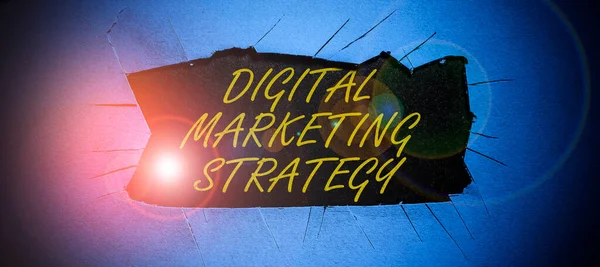Textová Značka Zobrazující Strategii Digitálního Marketingu Internetové Koncepční Služby Využívající — Stock fotografie