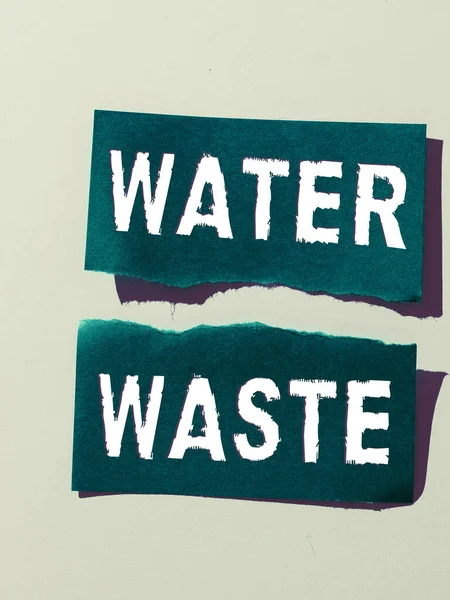 显示水废物的标志 意为作为工业过程的一部分使用的液体的概念 — 图库照片