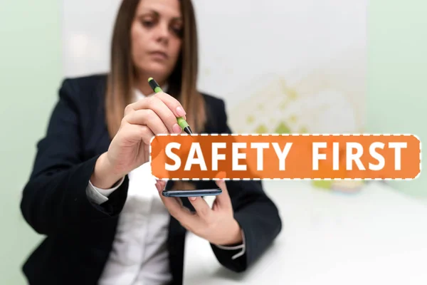 Znak Tekstowy Pokazujący Bezpieczeństwo Pierwsze Pomysł Biznes Unikaj Niepotrzebnego Ryzyka — Zdjęcie stockowe