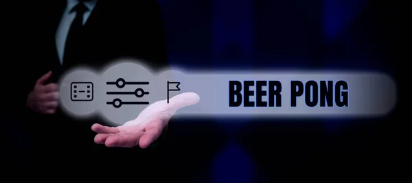 Beer Pong 표시하는 맥주가 튀기거나 탁구를 던지는 — 스톡 사진