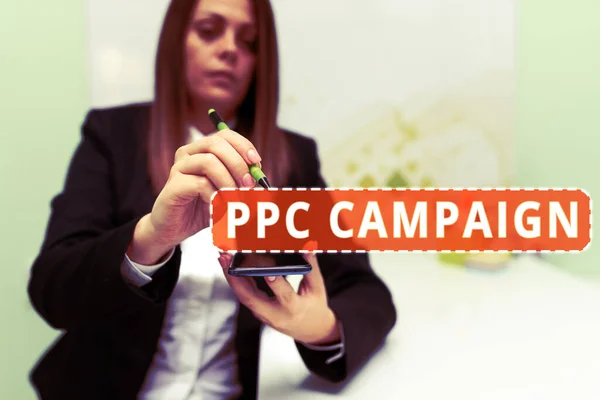 インスピレーションを示すテキストPpcキャンペーン ビジネス概要は 彼らの製品やサービスを促進するためにPpcを使用 — ストック写真