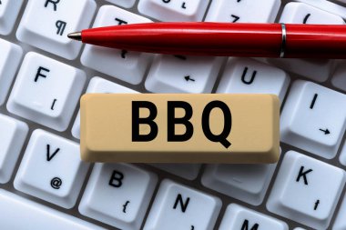 BBQ 'yu gösteren metin işareti, kavramsal fotoğraf genellikle ahşap üzerinde et tüttürerek ya da kömürle yapılır.