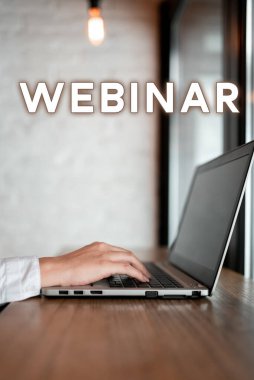 Webinar kavramsal ekran, İnternet konferansı üzerinden yürütülen seminer olarak tanımlanan Sözcük