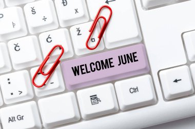 İlham, tabelayı gösteriyor. Haziran, İş Yaklaşım Takvimi. Altıncı Ay İkinci Çeyreği.