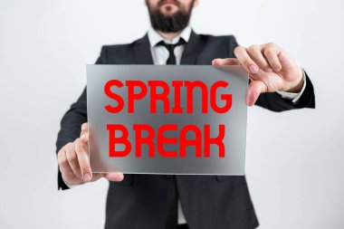 El yazısı tabelası, bahar tatili, iş yaklaşımı okullarda tatil dönemi ve bahar boyunca üniversiteler