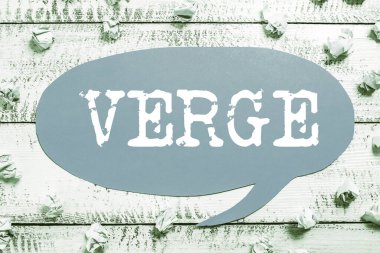 Verge sunan metin başlığı, bir şeyin belirtildiği sınırın ötesindeki iş konsepti aşırı sınır