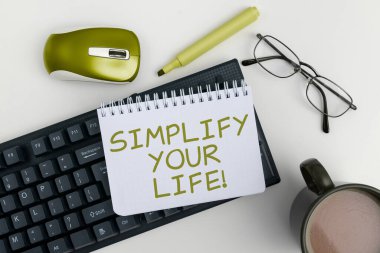 Hayatını Basitleştir, İnternet Konsepti 'ni gösteren metin işareti önemli üzerine odaklanmış ve bırak daha az olanlar için başkaları endişelensin