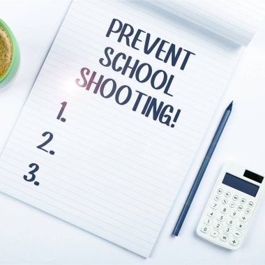 Eğitim merkezlerinde ateşli silahların kullanımına son verilmesi için önleyici okul çatışmasını, kavramsal fotoğraf eylemlerini gösteren metin başlığı