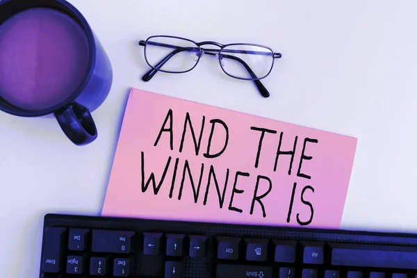 受賞者は インターネット上で短いクイズや試験のスピーチ結果を書いたビジネスアプローチ — ストック写真