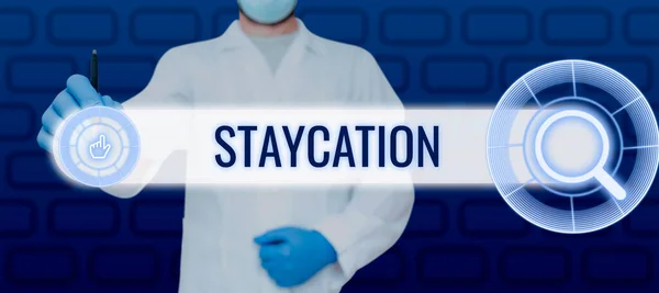Text Zeigt Inspiration Staycation Business Konzept Einen Urlaub Hause Verbracht — Stockfoto