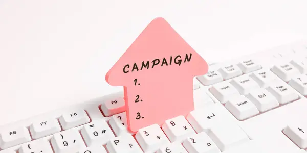 テキストキャンペーンを表示する書き込み プロダクトサービスを促進し 販売するためのアクションの組織的なコースに書かれた言葉 — ストック写真