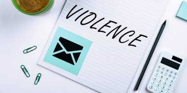 Metin Şiddeti, iş yaklaşımını, fiziksel güç kullanımını yaralama, kötüye kullanma, zarar verme veya yok etme olarak gösteren yazılar