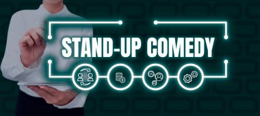 El yazısı metin Stand Up Comedy, Kavram anlamı Komedyen canlı izleyiciler önünde konuşma yapıyor