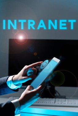 El yazısı metni Intranet, Kavram anlamı yerel ya da kısıtlı iletişim ağı, özellikle özel ağ