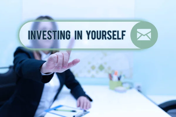 Sign Displaying Befektetés Önmagadba Business Showcase Tanulás Készség Szakmai Fejlődés — Stock Fotó