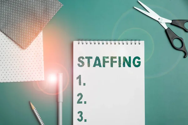 新しい従業員に置き換えられた労働者の割合に書かれたスタッフ 単語を提示するテキストキャプション — ストック写真