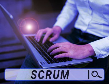 Scrum, kavramsal fotoğraf el yazısını oyunun yazılı karakterlerinden ayrı gösteren bir ilham kaynağı
