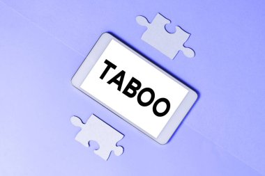 El yazısı Taboo, iş konsepti sosyal ya da dini bir gelenek. Kişiyi, yeri ya da başka bir şeyi yasaklayan ya da yasaklayan.