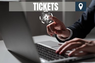 Biletleri gösteren metin işareti, servise erişim sağlamak veya göstermek için satın alınan küçük kağıt için sözcük