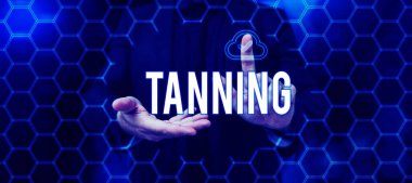 Bronzlaşmayı gösteren tabela, güneşe maruz kaldıktan sonra deri dokularının doğal olarak kararması üzerine yazılmış sözcük.