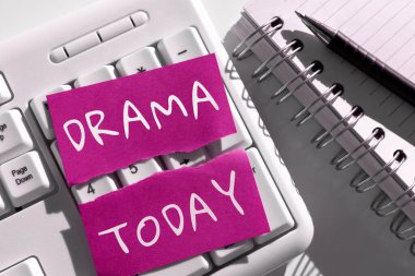 Drama, durum ya da kuvvetlerin ilginç ya da yoğun çatışmasını içeren olaylar dizisi için kullanılan kelime.