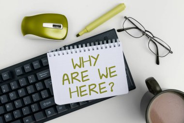 Gösterim metni yazılıyor Neden buradayız, Açıklama amaçlı bir yerde olmak için kelimeler yazılıyor