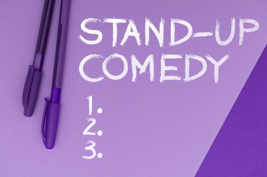 Stand Up Comedy, Business Showcase Komedyenini sunan metin başlığı canlı izleyiciler önünde konuşma yapıyor