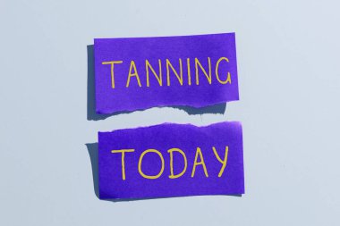 El yazısı işareti bronzlaşma, kavramsal fotoğraf güneşe maruz kaldıktan sonra deri dokularının doğal olarak kararması.