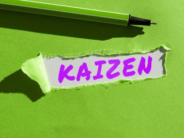Kaizen 'i anlatan metin başlığı, kavramsal fotoğraf Japon iş felsefesinin çalışma uygulamalarını geliştirme felsefesi.