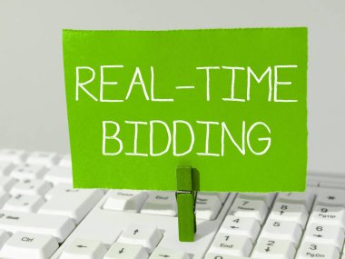 Metin işareti Gerçek Zaman Teklif, İnternet Kavram Satın Alma ve anında açık artırmayla reklam envanteri satma