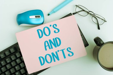 Dos and Don T 's kavramını gösteren metin işareti insanın zihnindeki bir şeyi karmaşıklaştırıyor.