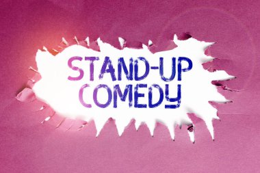 Stand Up Komedi, İş Yaklaşım Komedyenini sunan metin başlığı canlı izleyiciler önünde konuşma yapıyor