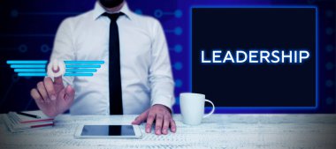 Metin Liderliği gösterimi yazılıyor, Yetenek Etkinliği Üzerine Yazılan Sözcük bir grup kişi veya şirkete liderlik etmeyi içeriyor