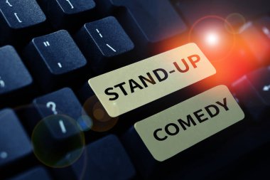 Stand Up Komedisi, İnternet Konsepti Komedyeni canlı izleyiciler önünde konuşma metni yazılıyor