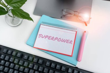 Süper gücü, iş yaklaşımını gösteren bir işaret. Bir tür güç ya da yetenek taşıyıcıyı güçlendirir ve güçlendirir.