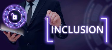 İçerme, kavramsal fotoğraf eylem durumunu temsil eden metin başlığı grup veya yapıya dahil edilmeyi içerir