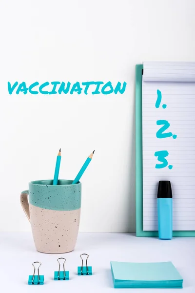 Texto Caligrafia Vacinação Palavra Escrita Sobre Tratamento Que Torna Corpo — Fotografia de Stock