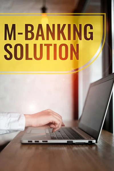 介绍M银行解决方案的文字说明 通过智能手机应用程序访问银行的文字 — 图库照片