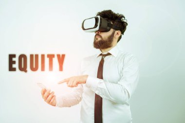 Eşitliği gösteren metin işareti, adil ve tarafsız ırk için kelime bir el birliği yok