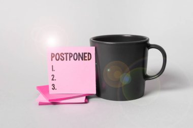 İlham, işaretin ertelendiğini, internet kavramının öncelik, tercih ya da önem sırasına göre yerleştirildiğini gösterir