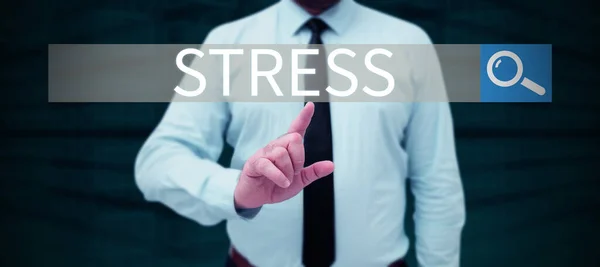 스트레스를 시사하는 인터넷은 신체적 정신적 긴장을 일으키는 물리적 화학적 감정적 — 스톡 사진