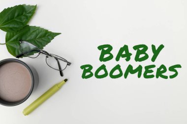 İkinci Dünya Savaşı 'ndan yıllar sonra doğan Kavramsal fotoğrafçı Bebek Boomers' ı gösteren tabela.