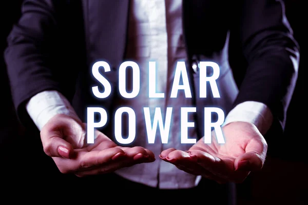 太陽光発電を示すサイン 太陽からのエネルギーを利用して発電した電気の概念写真 — ストック写真
