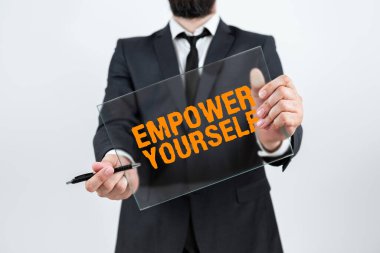 El yazısı işareti Kendini Güçlendir, iş kavramı hayatı kontrol altına al hedefler belirle olumlu seçimler yap