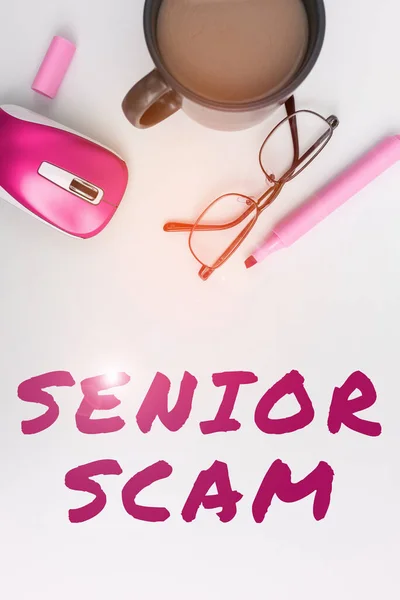 Senior Scam Business Overview 노인의 저축을 목표로 — 스톡 사진